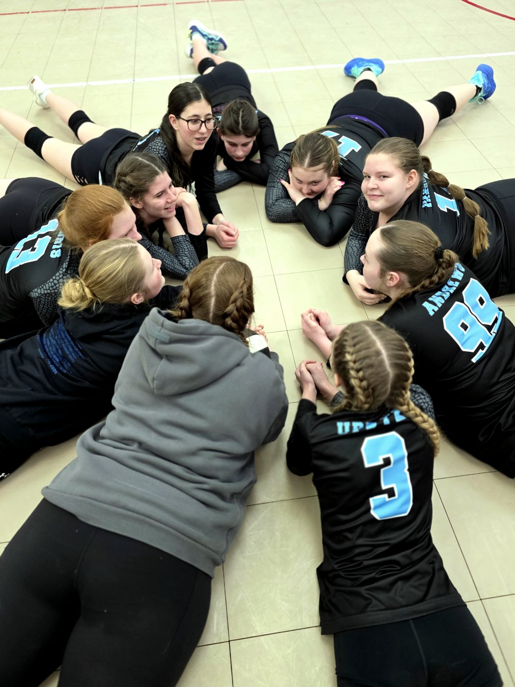15U team huddle